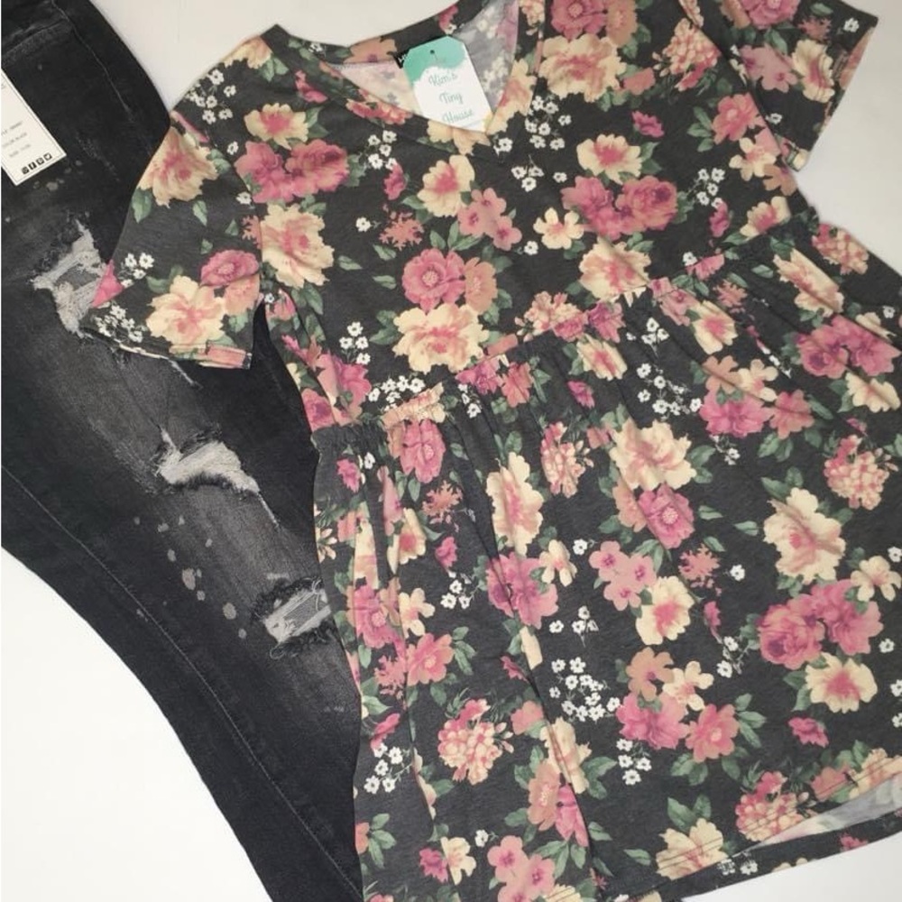 New  Heimish baby doll tee with gray background and floral print with v-neck